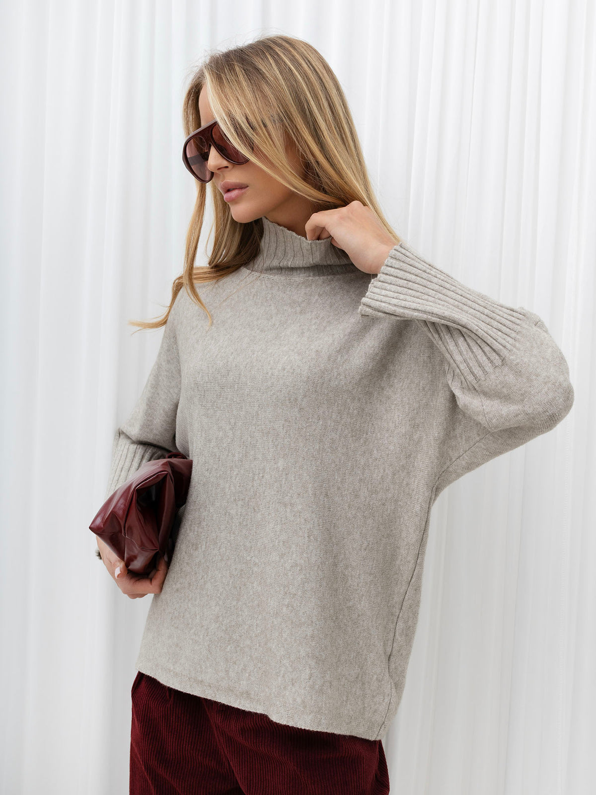 Beżowy damski sweter basic z golfem