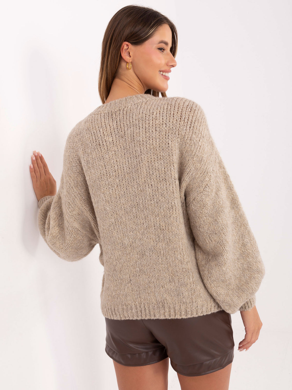 Beżowy sweter oversize z wełną