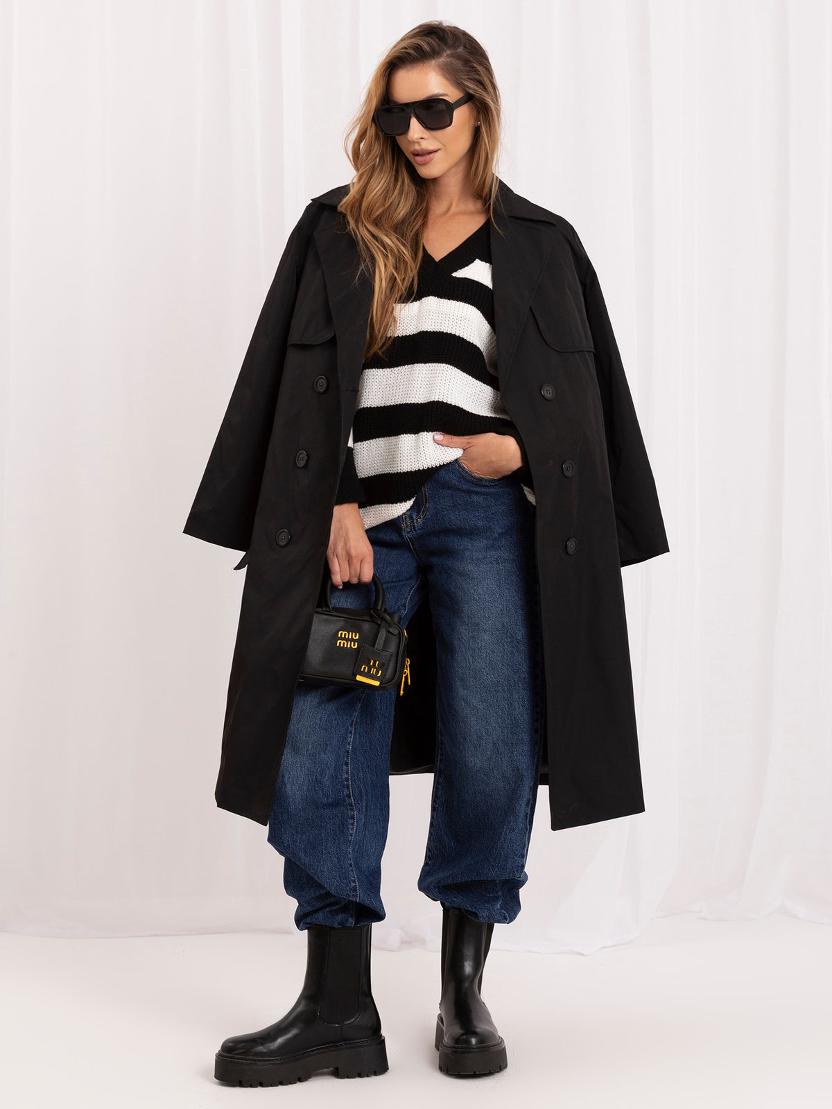 Biało-czarny sweter oversize w paski