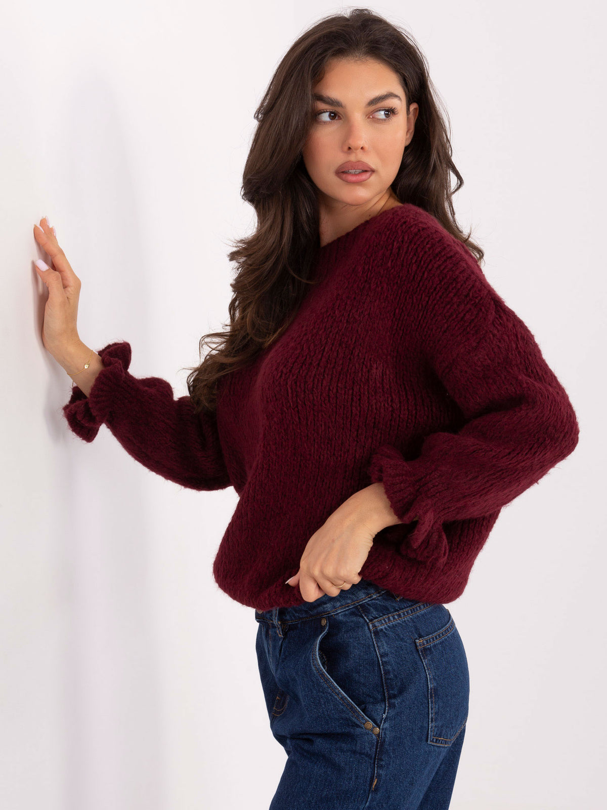 Bordowy sweter oversize z falbankami przy rękawach