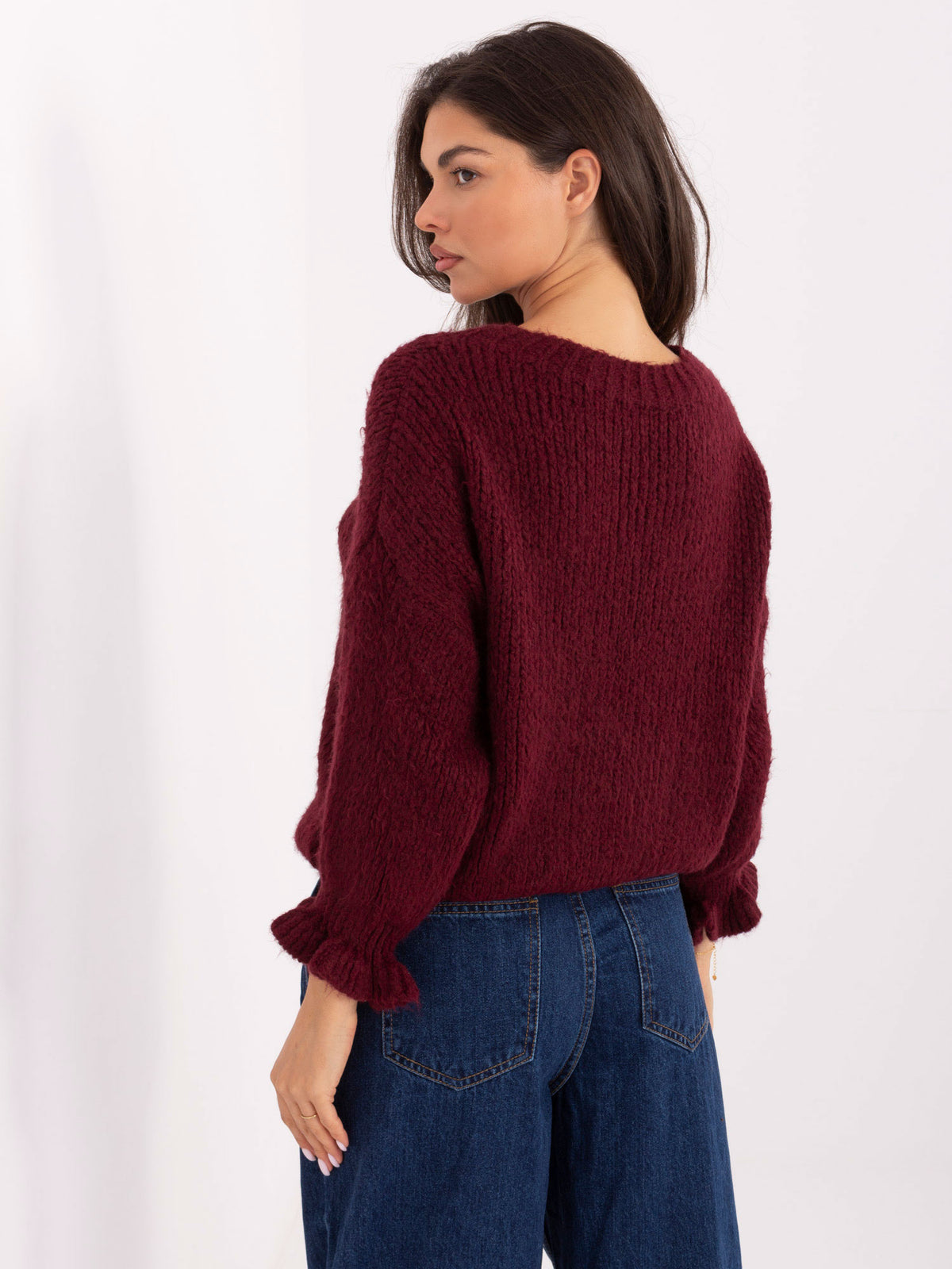 Bordowy sweter oversize z falbankami przy rękawach