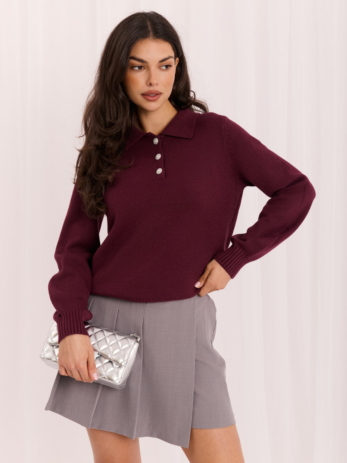 Bordowy elegancki sweter z ozdobnymi guzikami