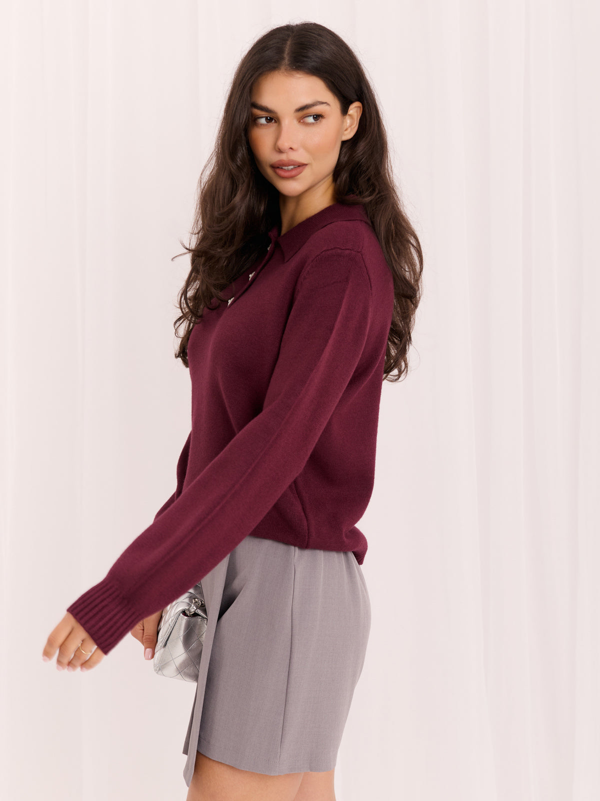 Bordowy elegancki sweter z ozdobnymi guzikami