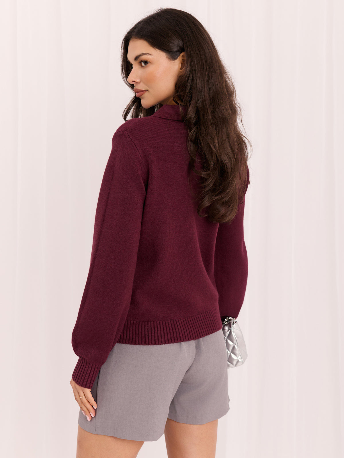 Bordowy elegancki sweter z ozdobnymi guzikami