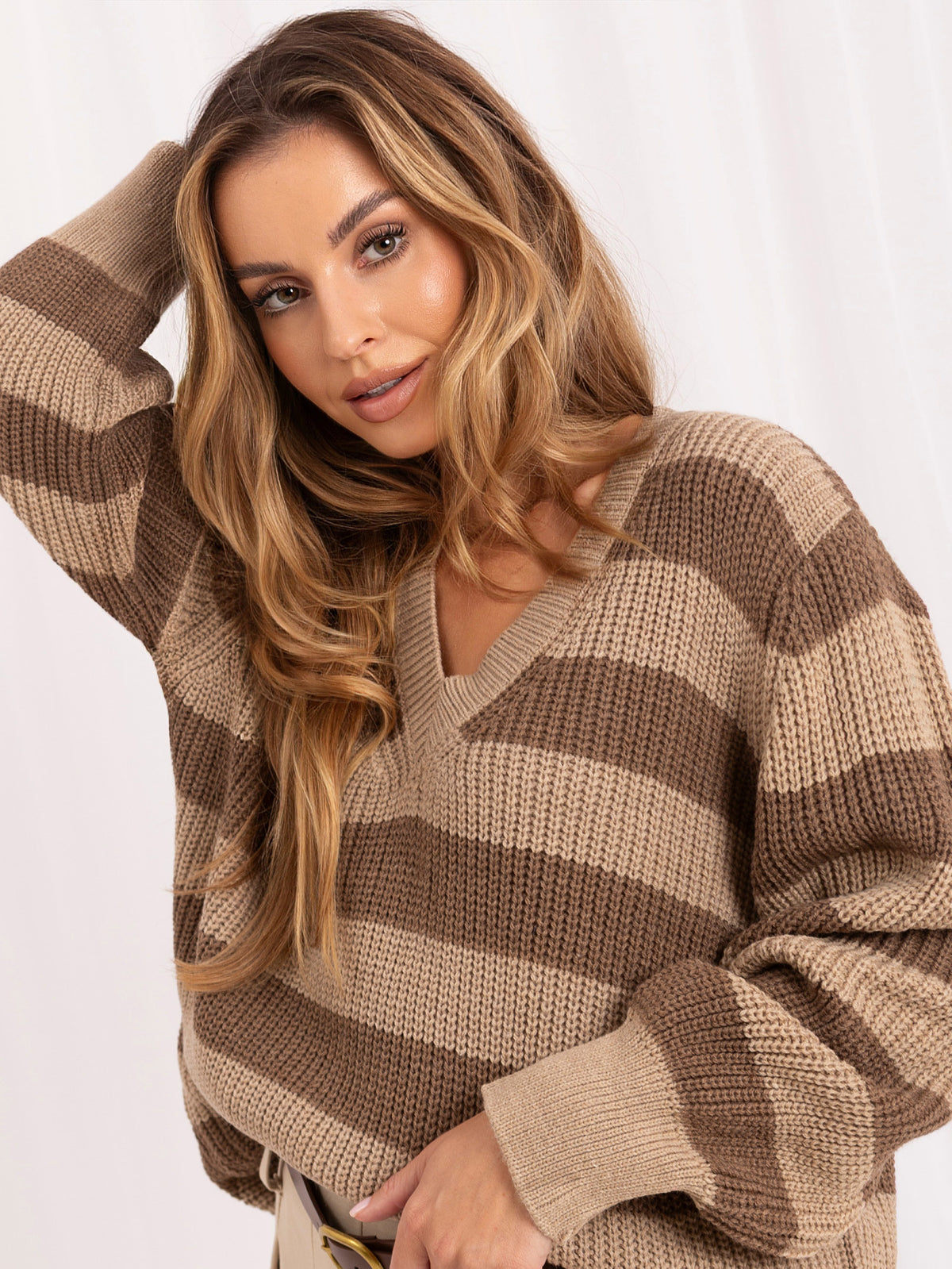 Ciemnobeżowy sweter oversize w paski