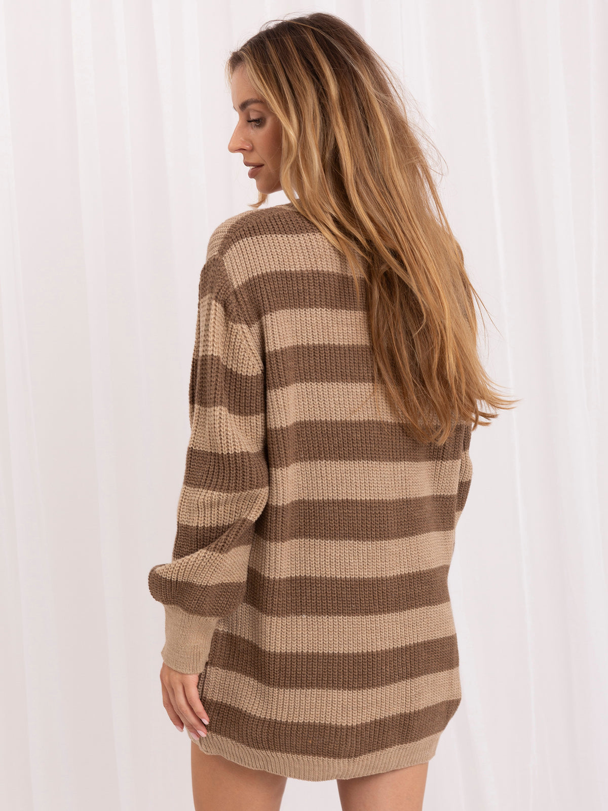 Ciemnobeżowy sweter oversize w paski