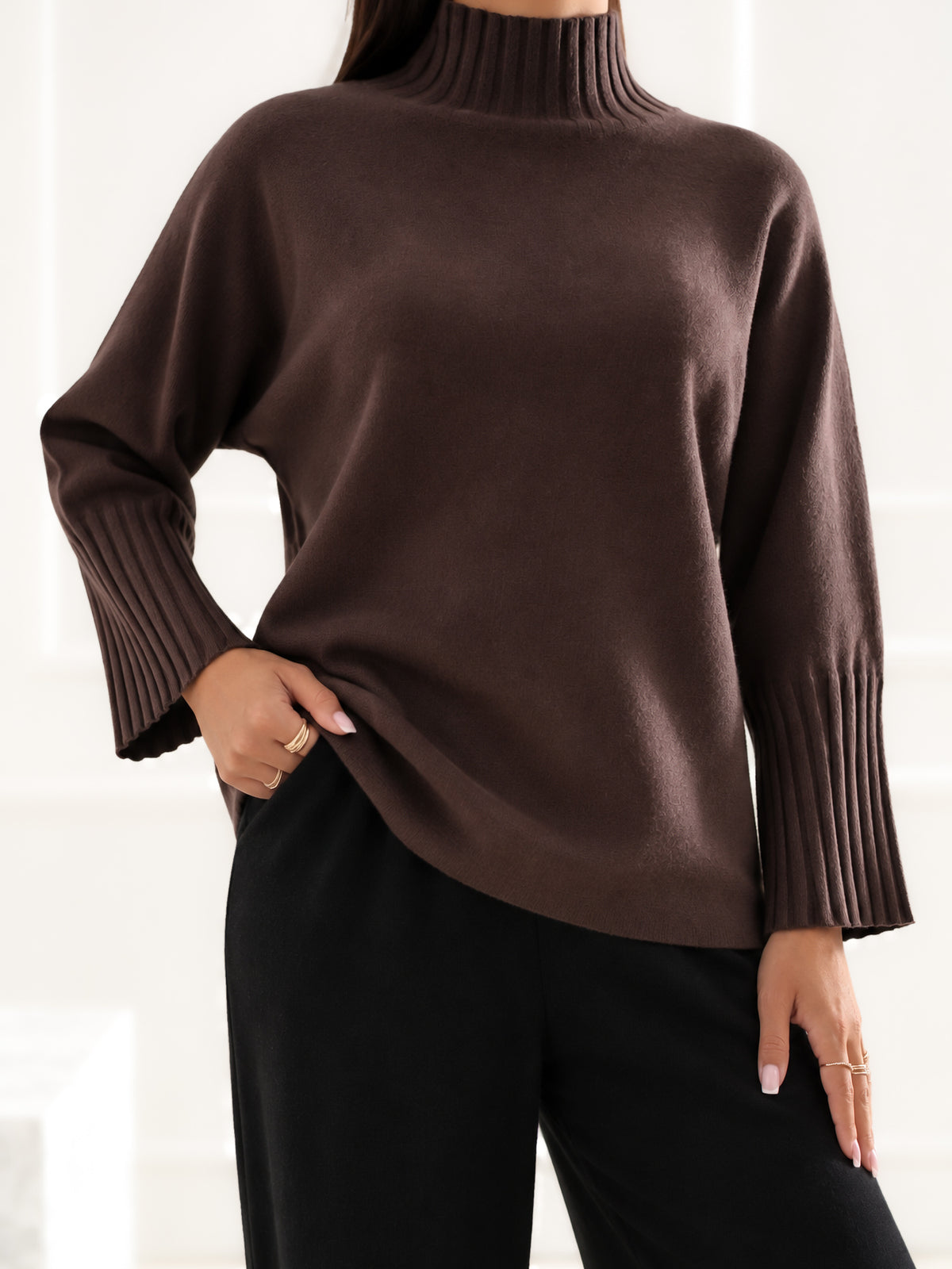 Brązowy damski sweter basic z golfem