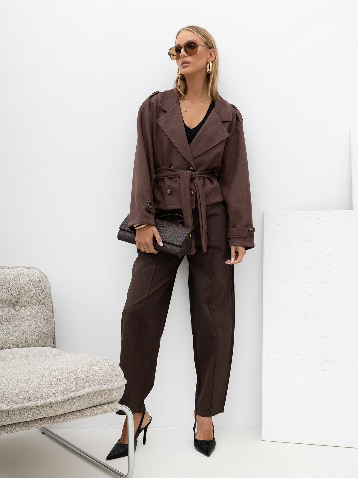 Brązowy dwurzędowy płaszcz z imitacji zamszu