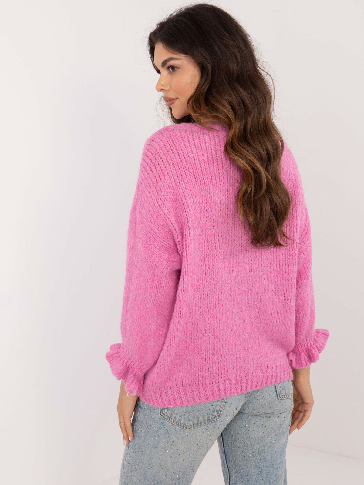 Różowy sweter oversize z falbankami przy rękawach