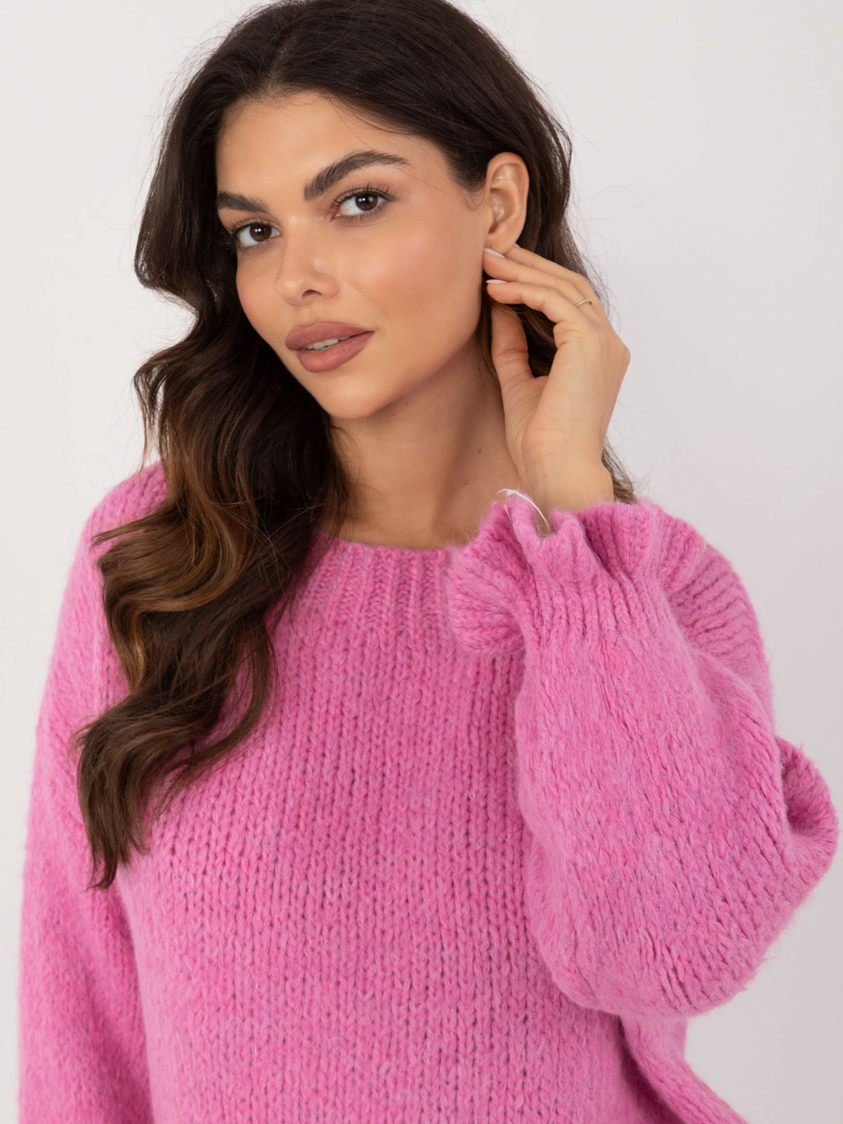 Różowy sweter oversize z falbankami przy rękawach