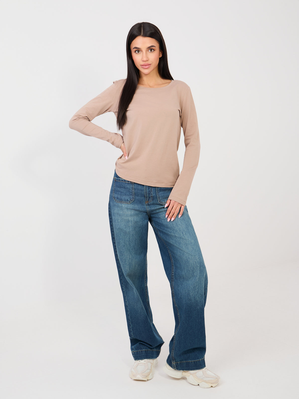 Ciemnobeżowy longsleeve basic z okrągłym dekoltem