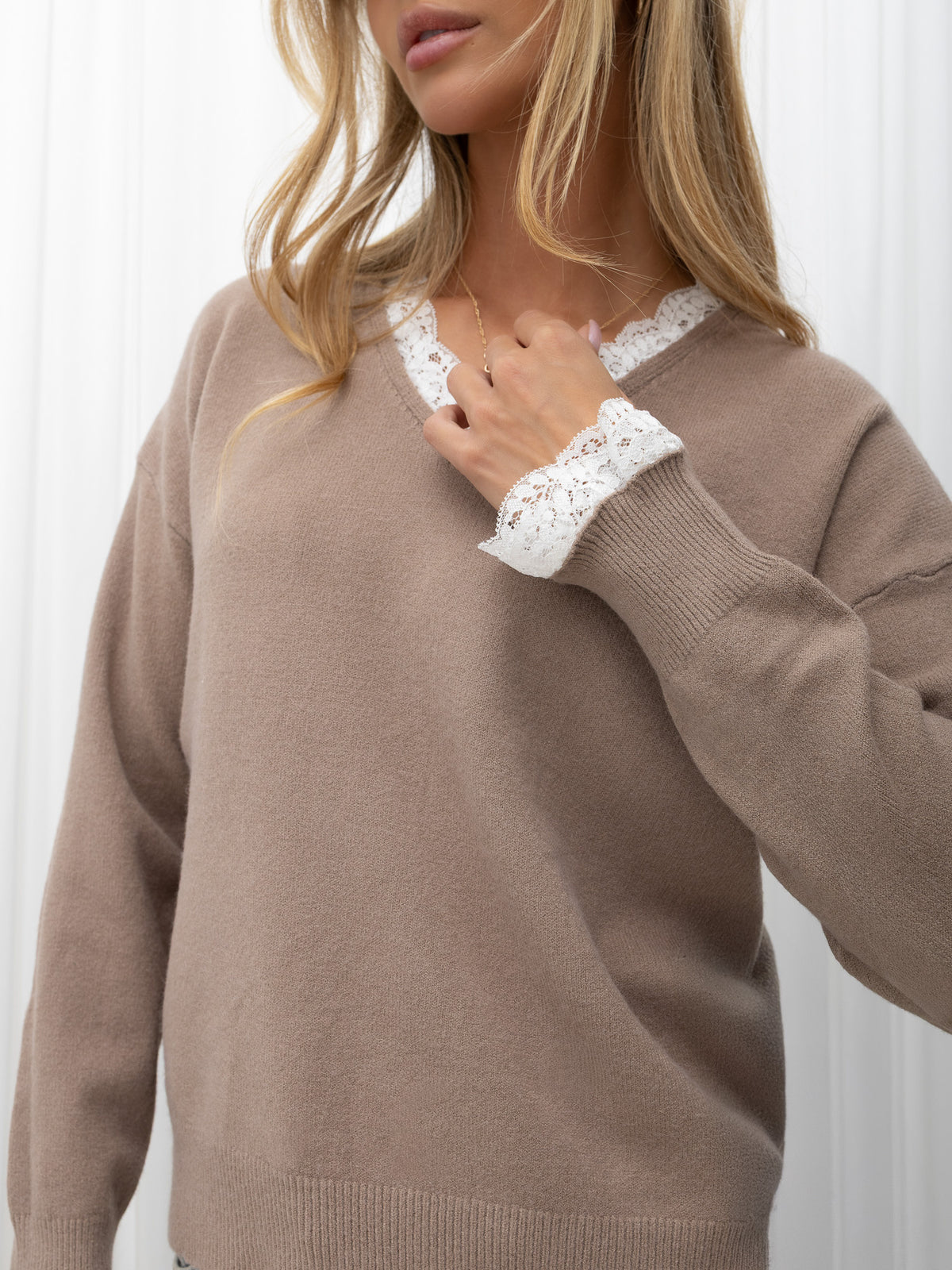 Ciemnobeżowy damski sweter z białą haftowaną koronką