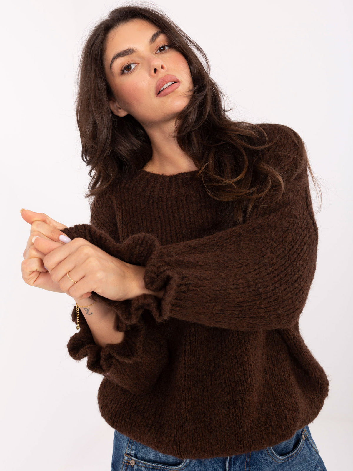 Ciemnobrązowy sweter oversize z falbankami przy rękawach