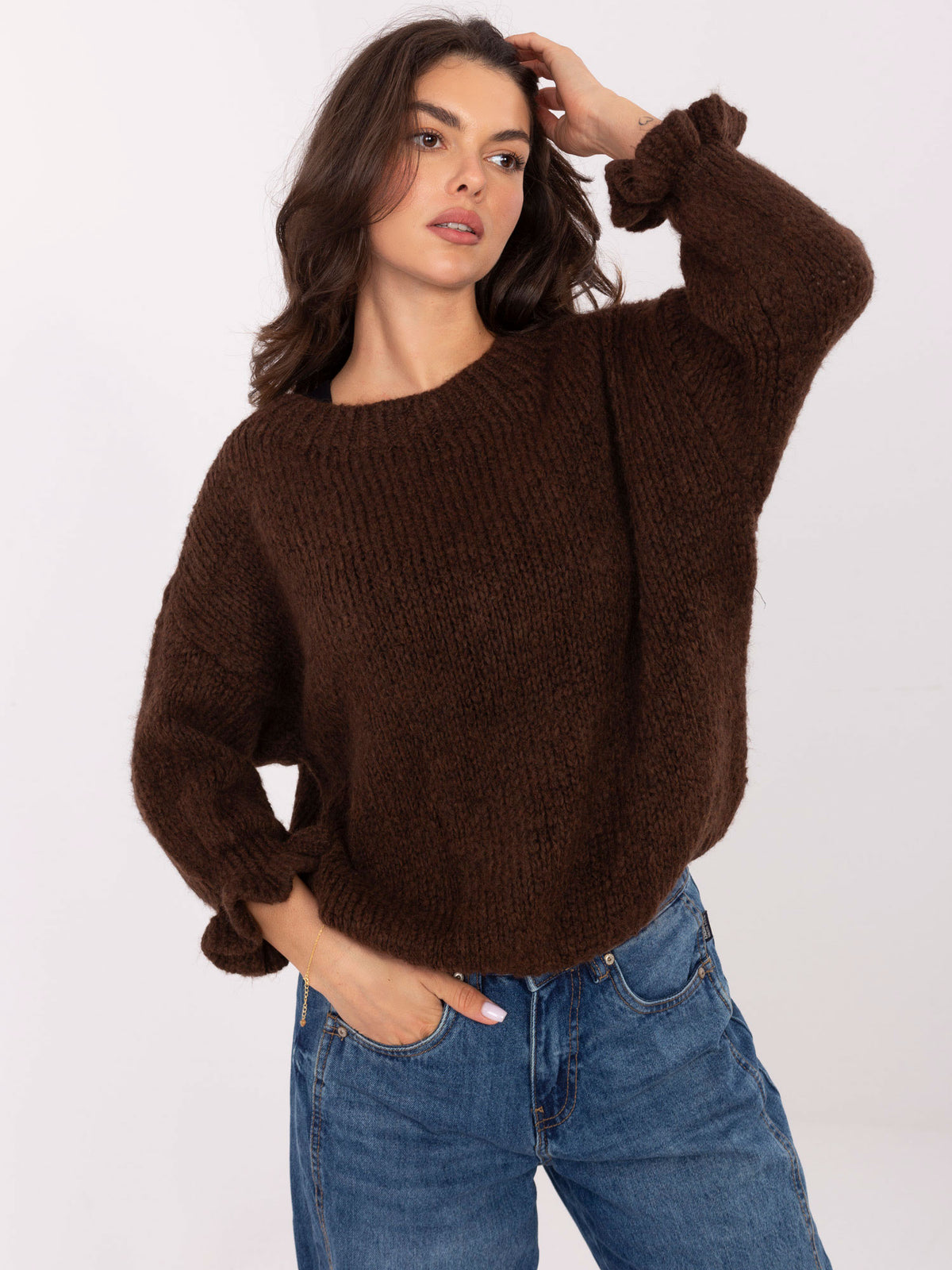 Ciemnobrązowy sweter oversize z falbankami przy rękawach