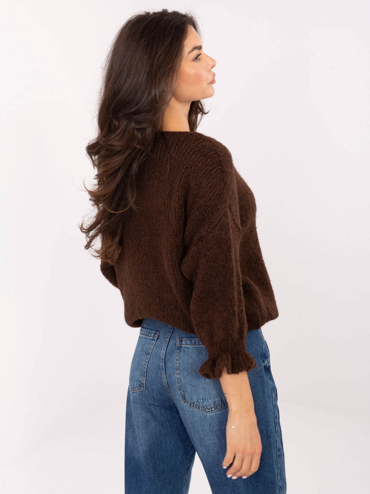 Ciemnobrązowy sweter oversize z falbankami przy rękawach