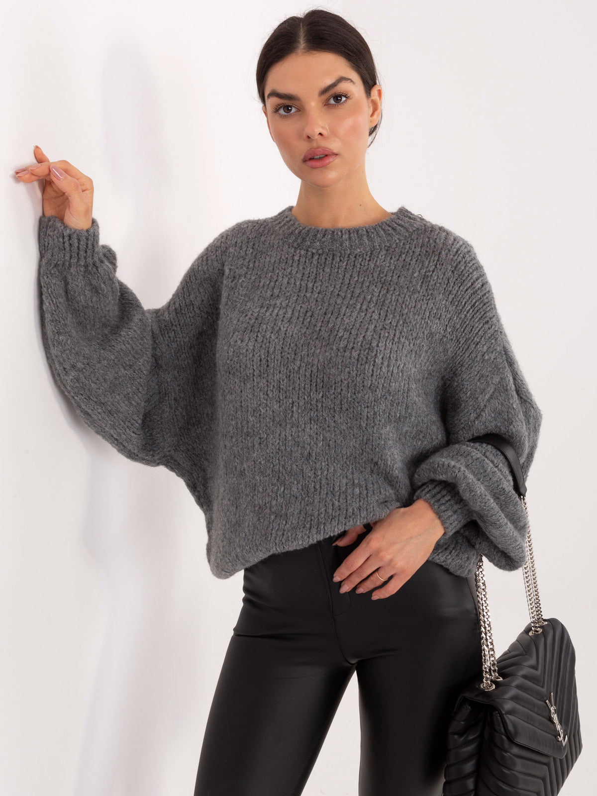 Ciemnoszary sweter oversize z wełną