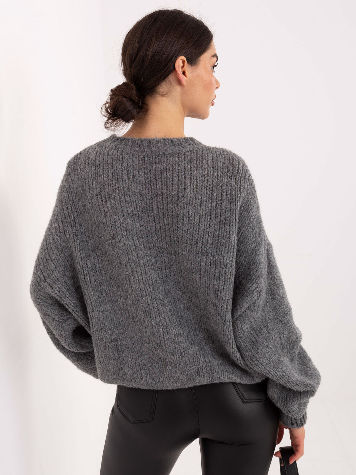 Ciemnoszary sweter oversize z wełną