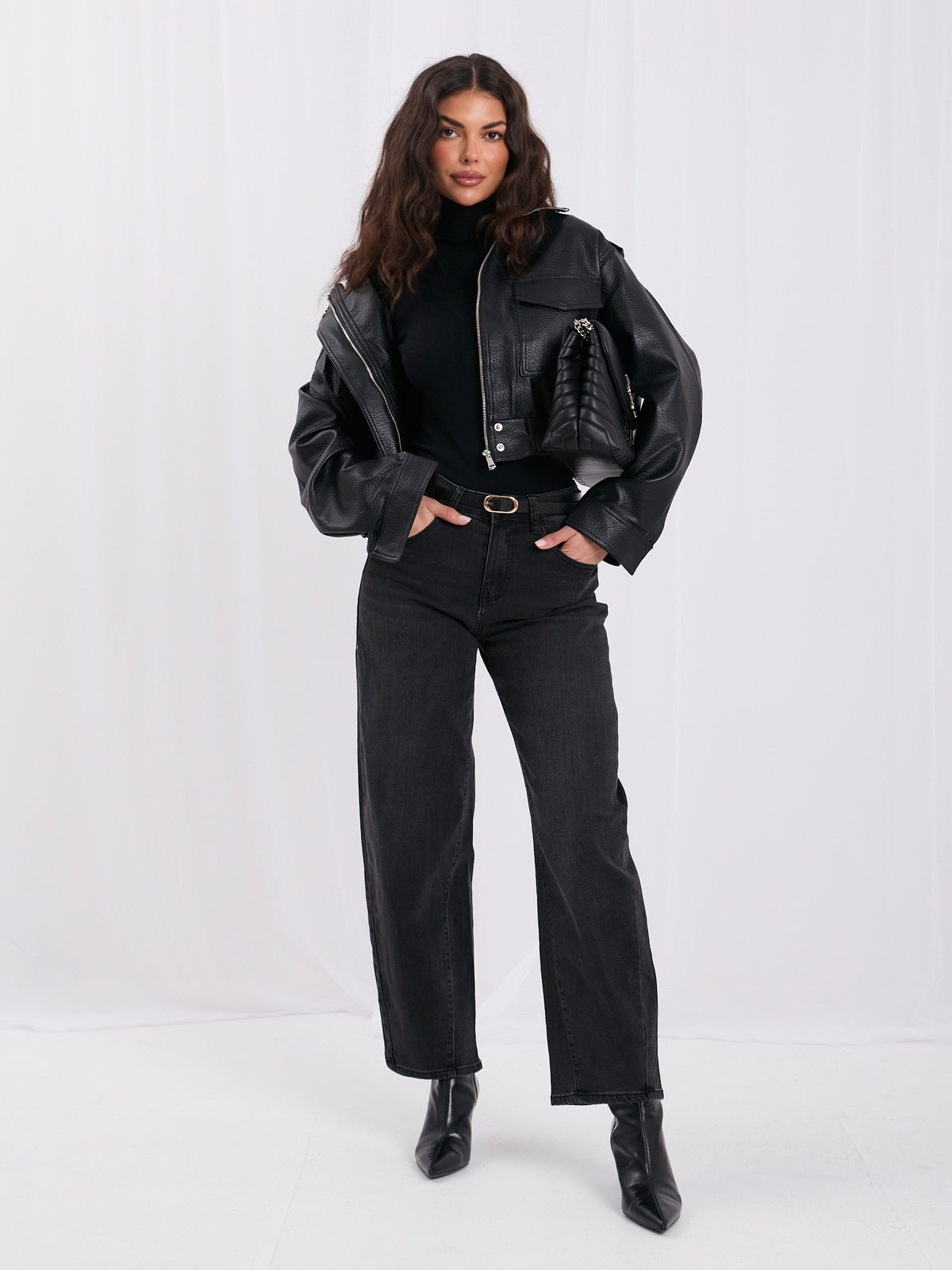 Czarne damskie mom jeans z wysokim stanem