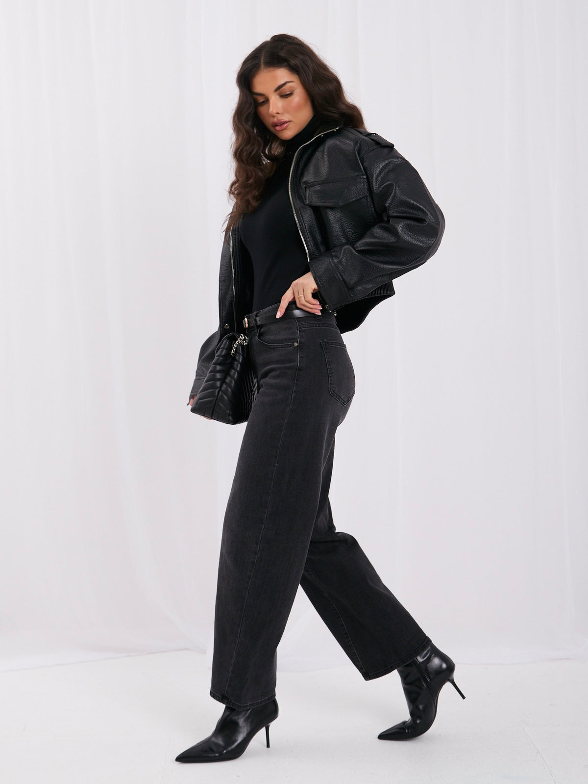 Czarne damskie mom jeans z wysokim stanem