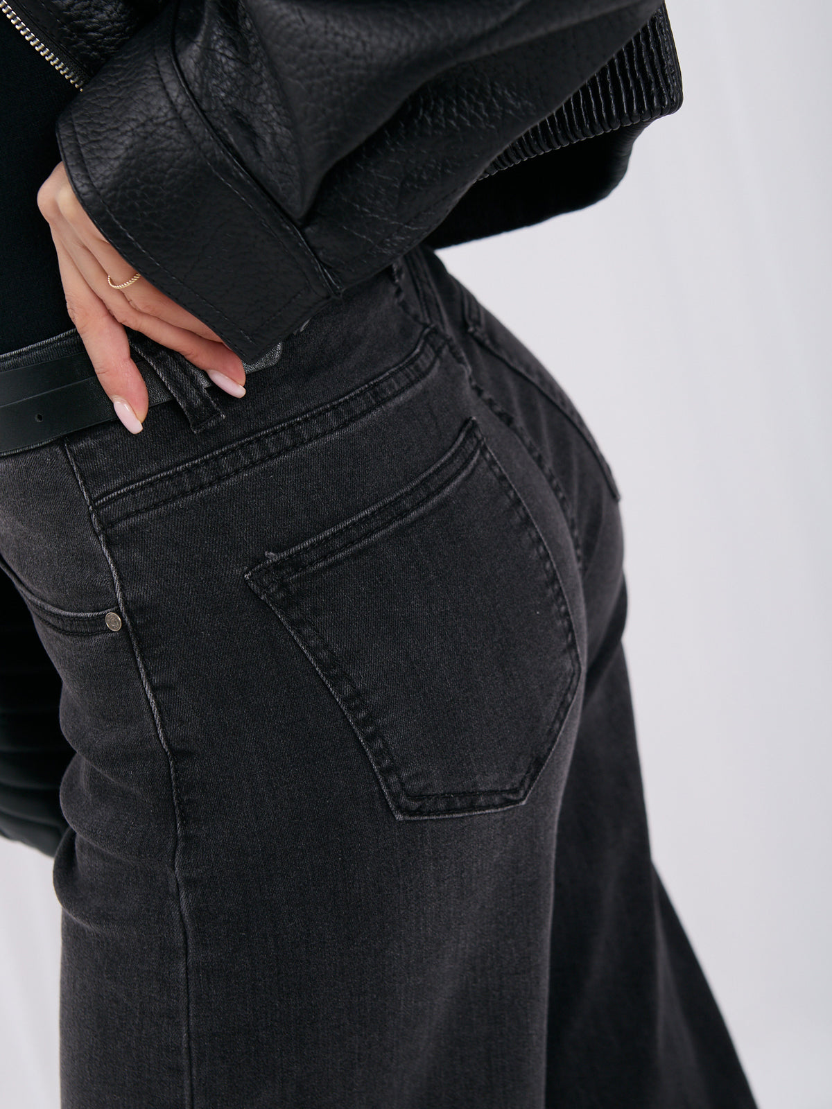 Czarne damskie mom jeans z wysokim stanem