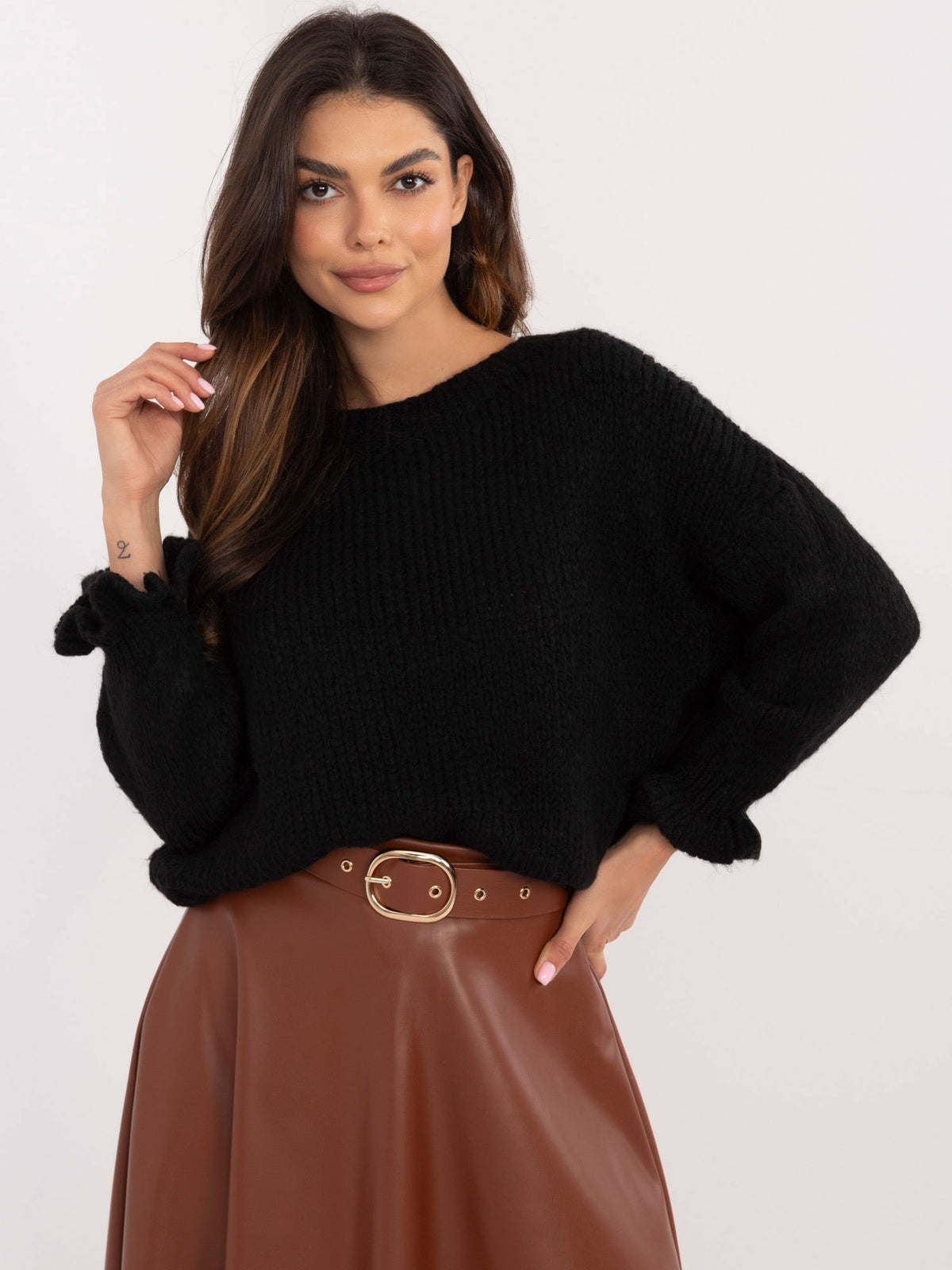 Czarny sweter oversize z falbankami przy rękawach