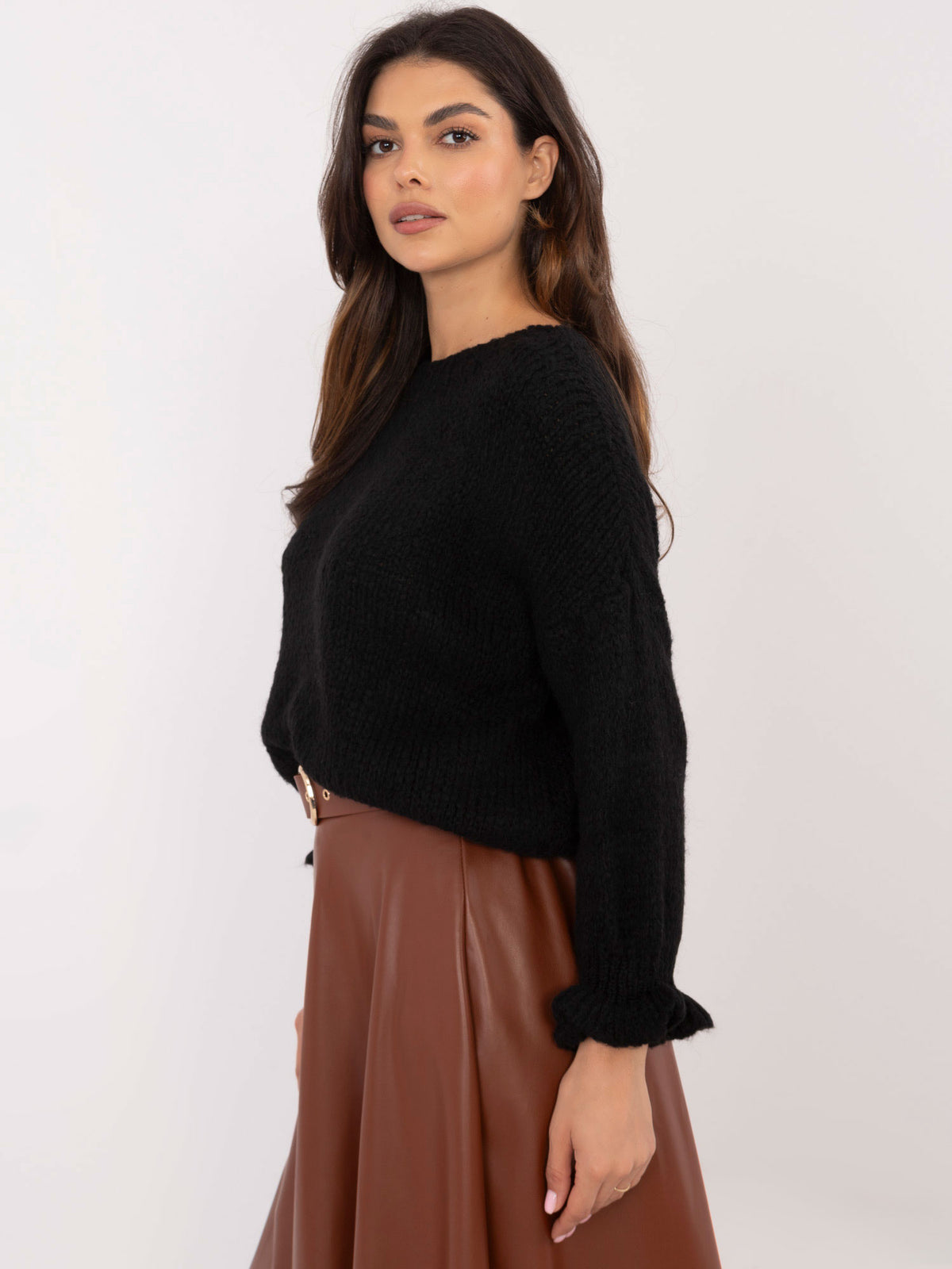 Czarny sweter oversize z falbankami przy rękawach