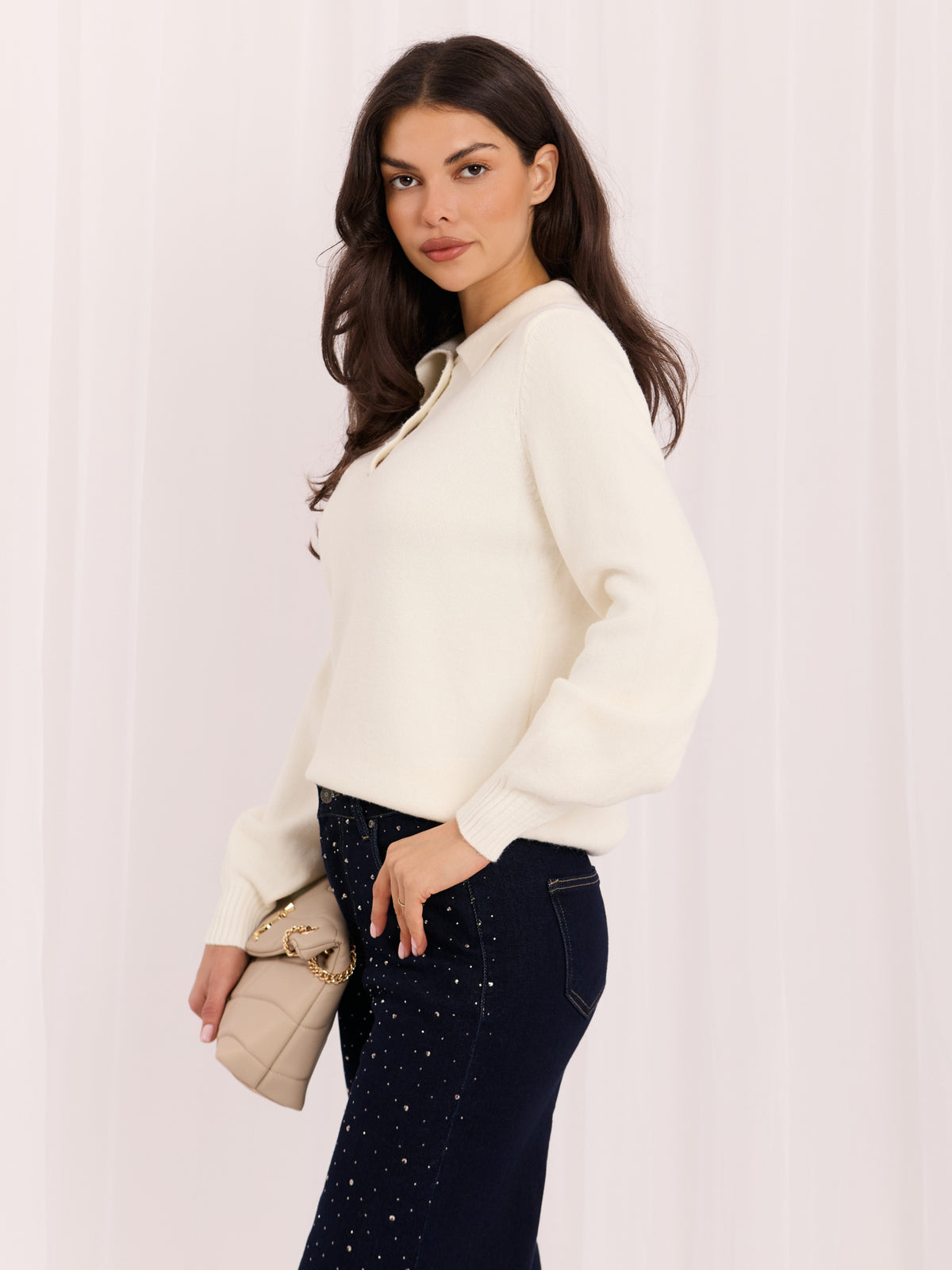 Ecru elegancki sweter z ozdobnymi guzikami