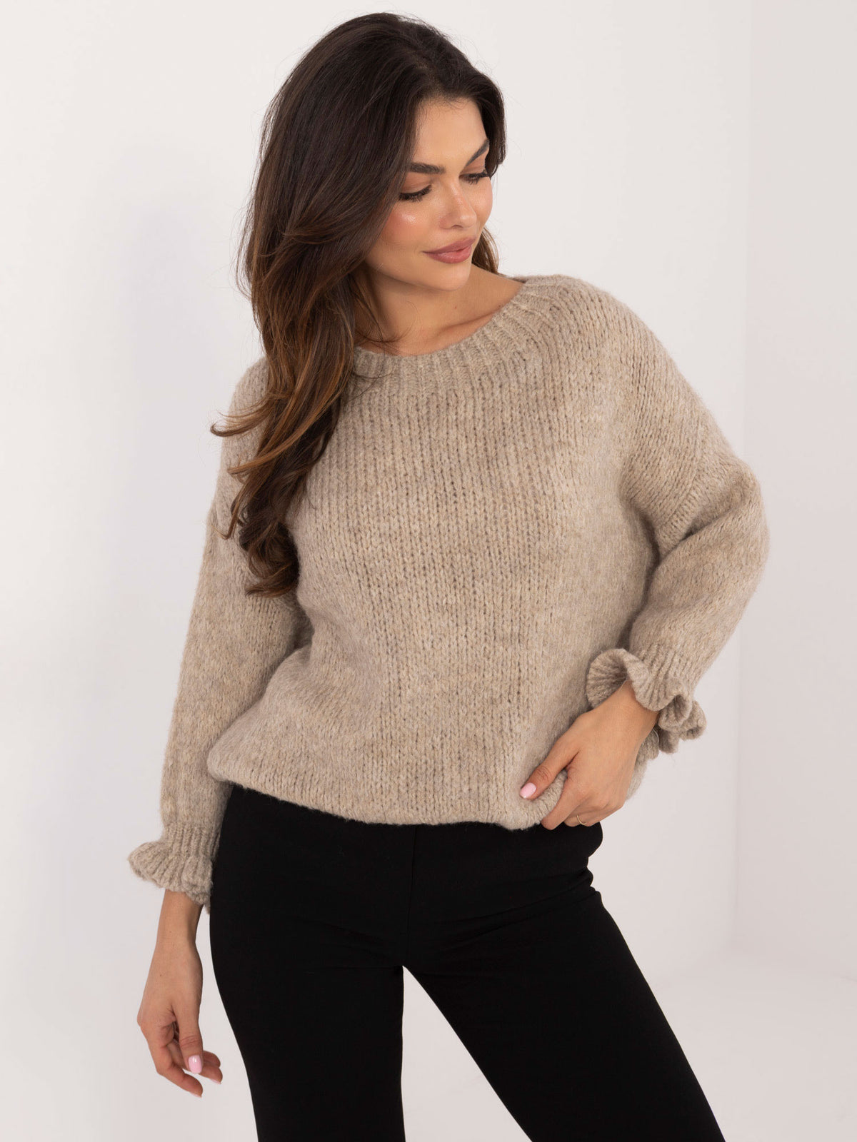 Beżowy sweter oversize z falbankami przy rękawach