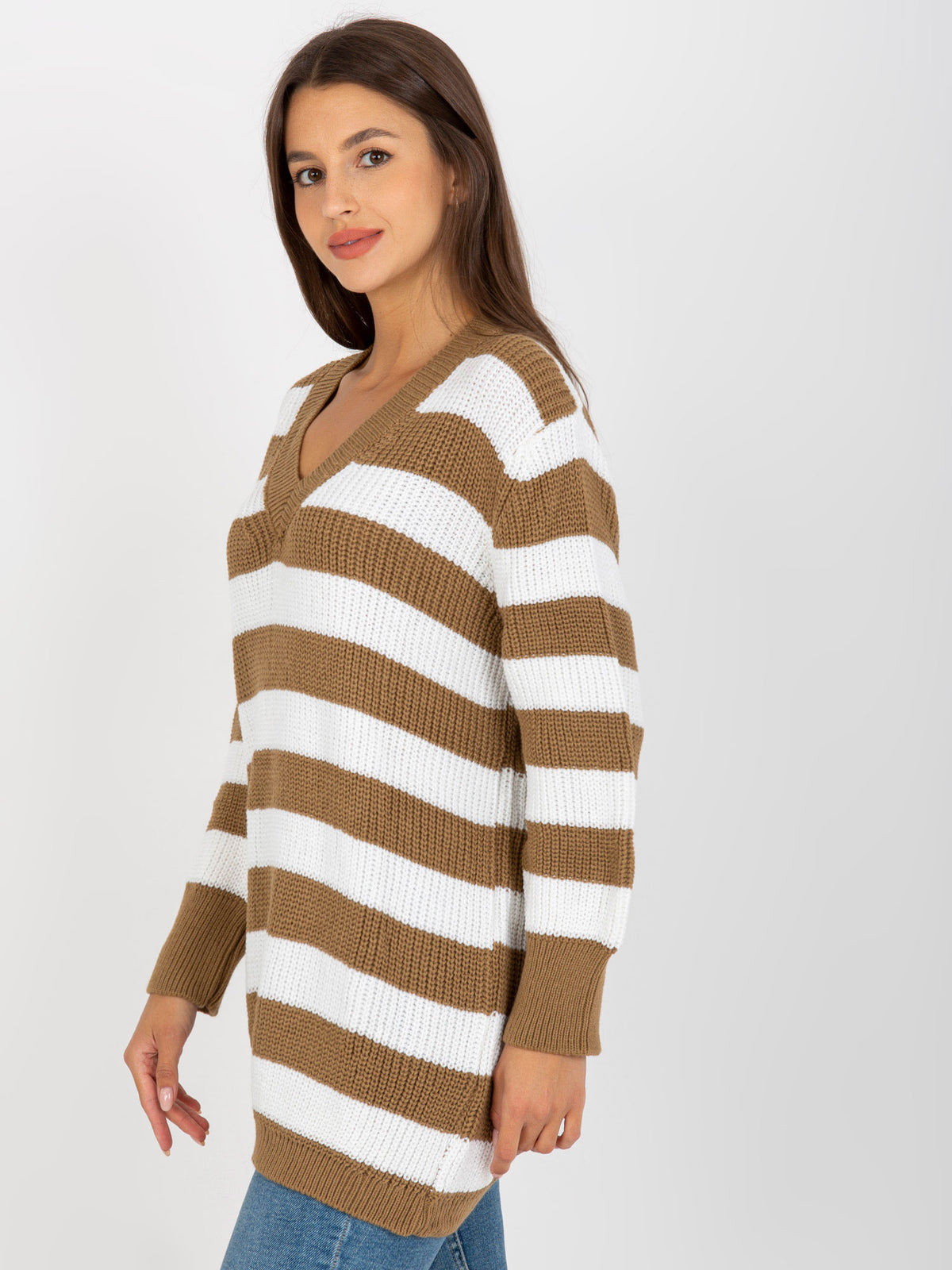 Biało-beżowy sweter oversize w paski