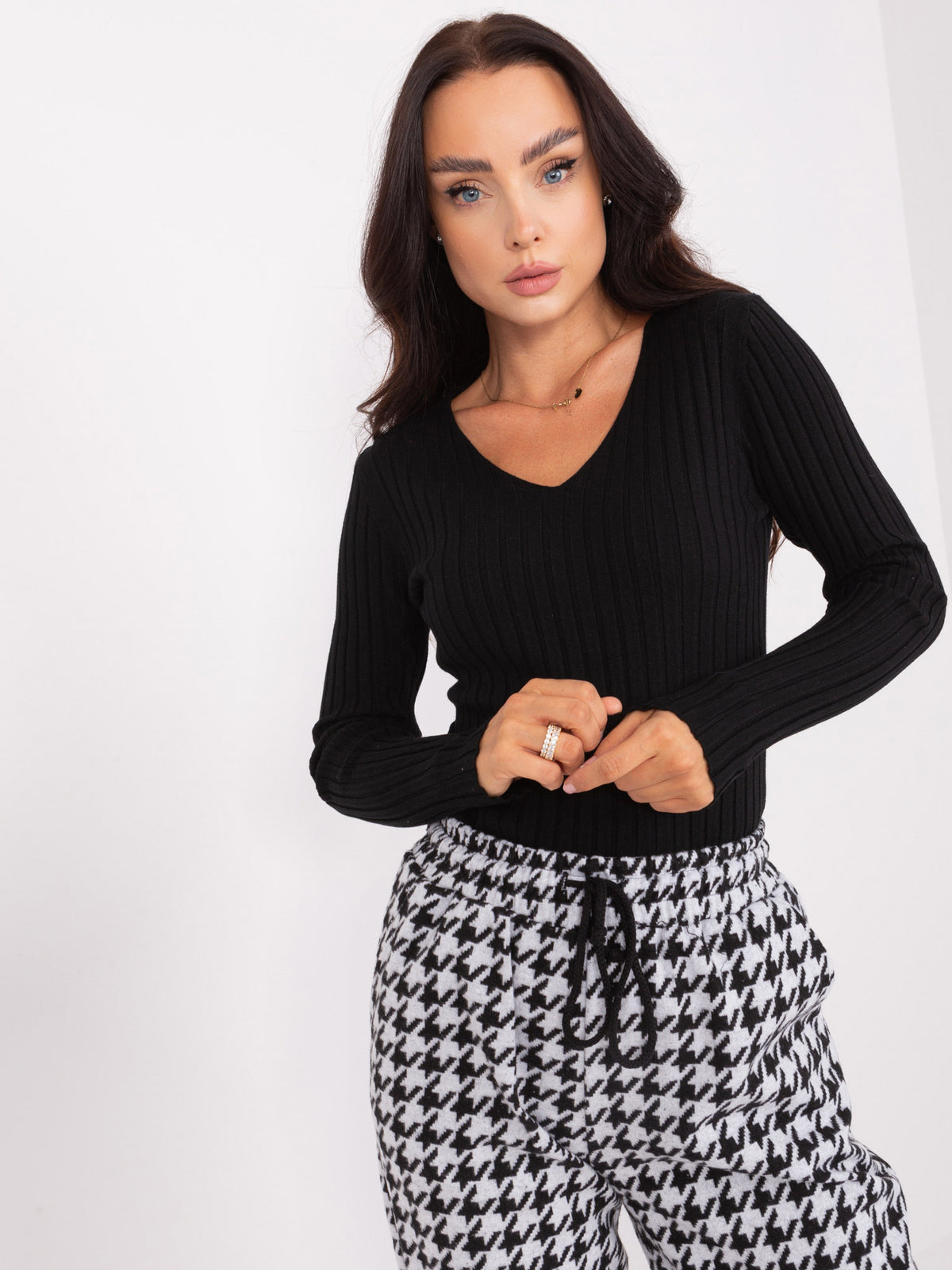 Czarny damski sweter z dzianiny