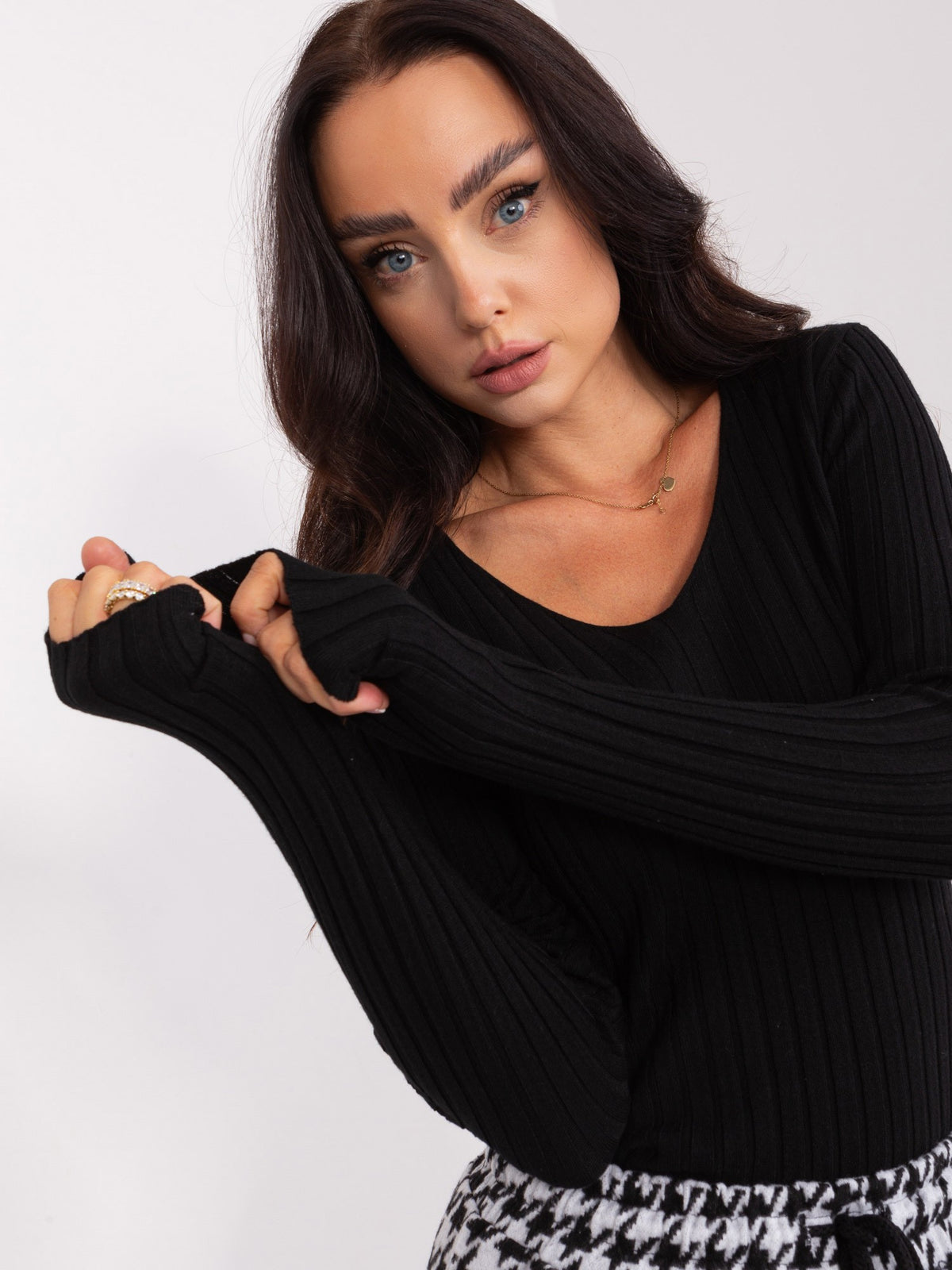 Czarny damski sweter z dzianiny