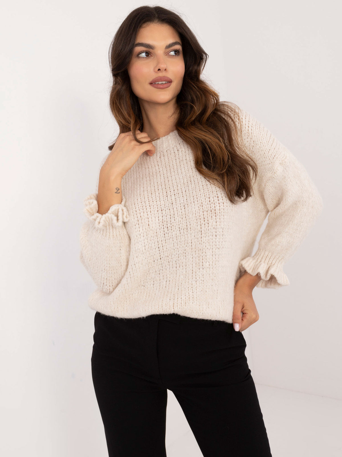 Jasnobeżowy sweter oversize z falbankami przy rękawach