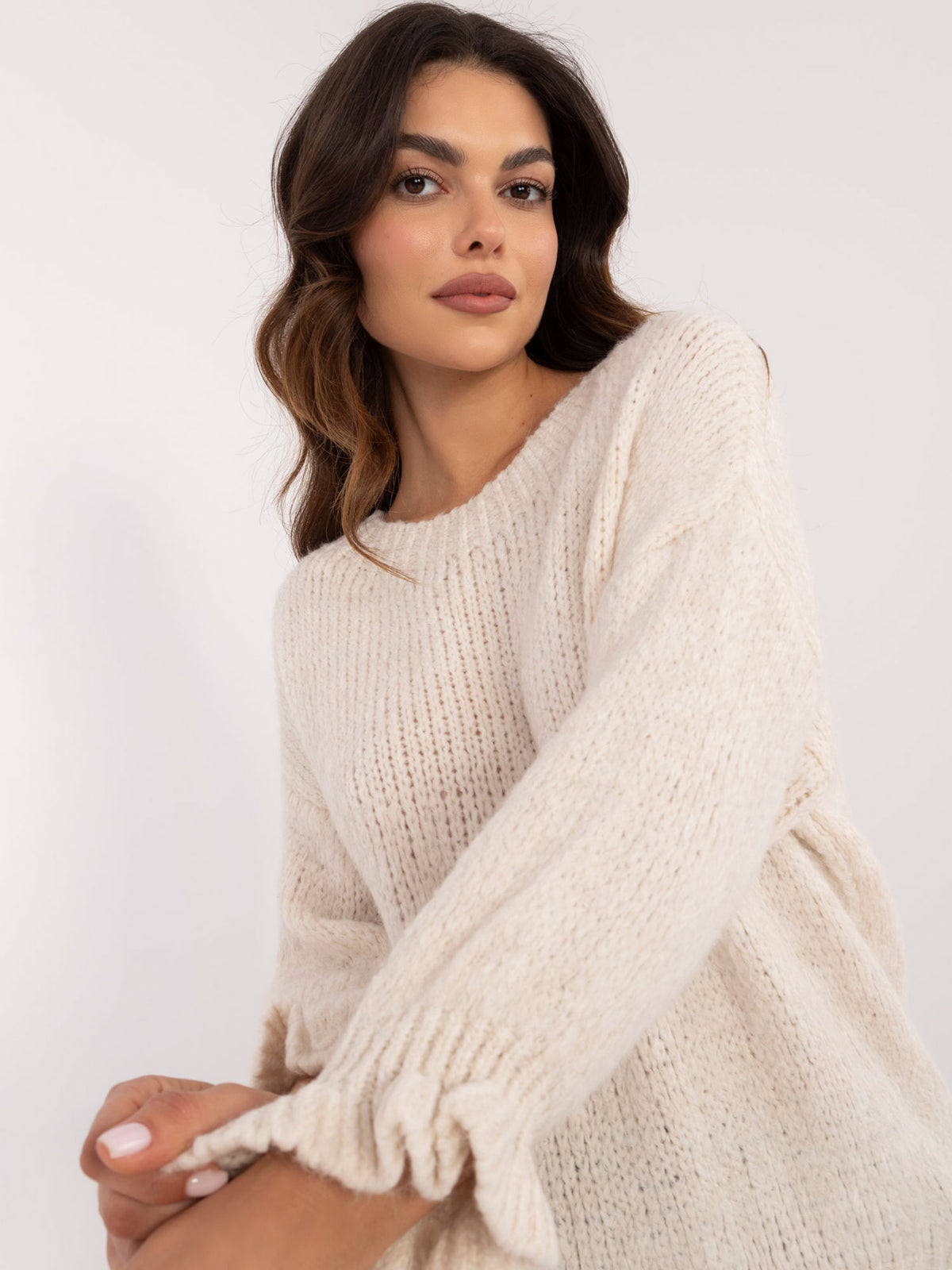 Jasnobeżowy sweter oversize z falbankami przy rękawach