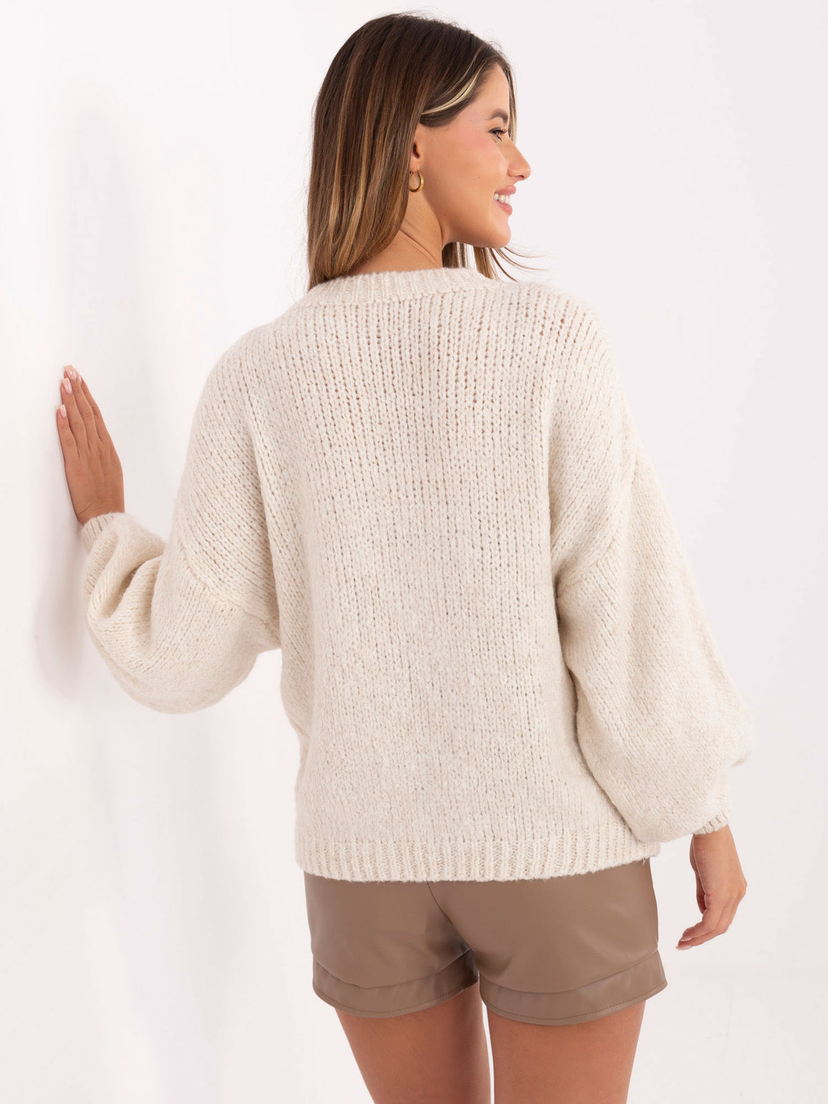 Jasnobeżowy sweter oversize z wełną