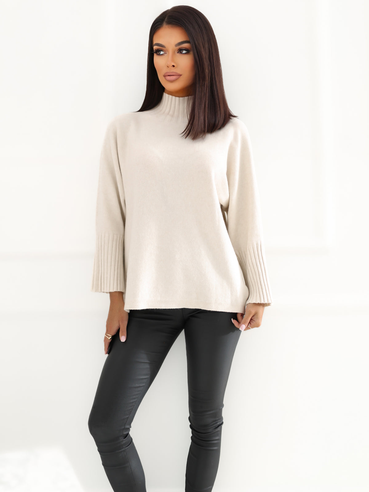 Jasnobeżowy damski sweter basic z golfem