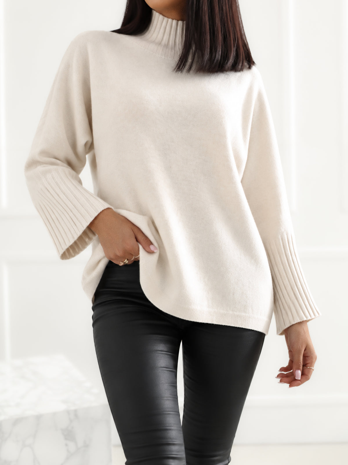 Jasnobeżowy damski sweter basic z golfem