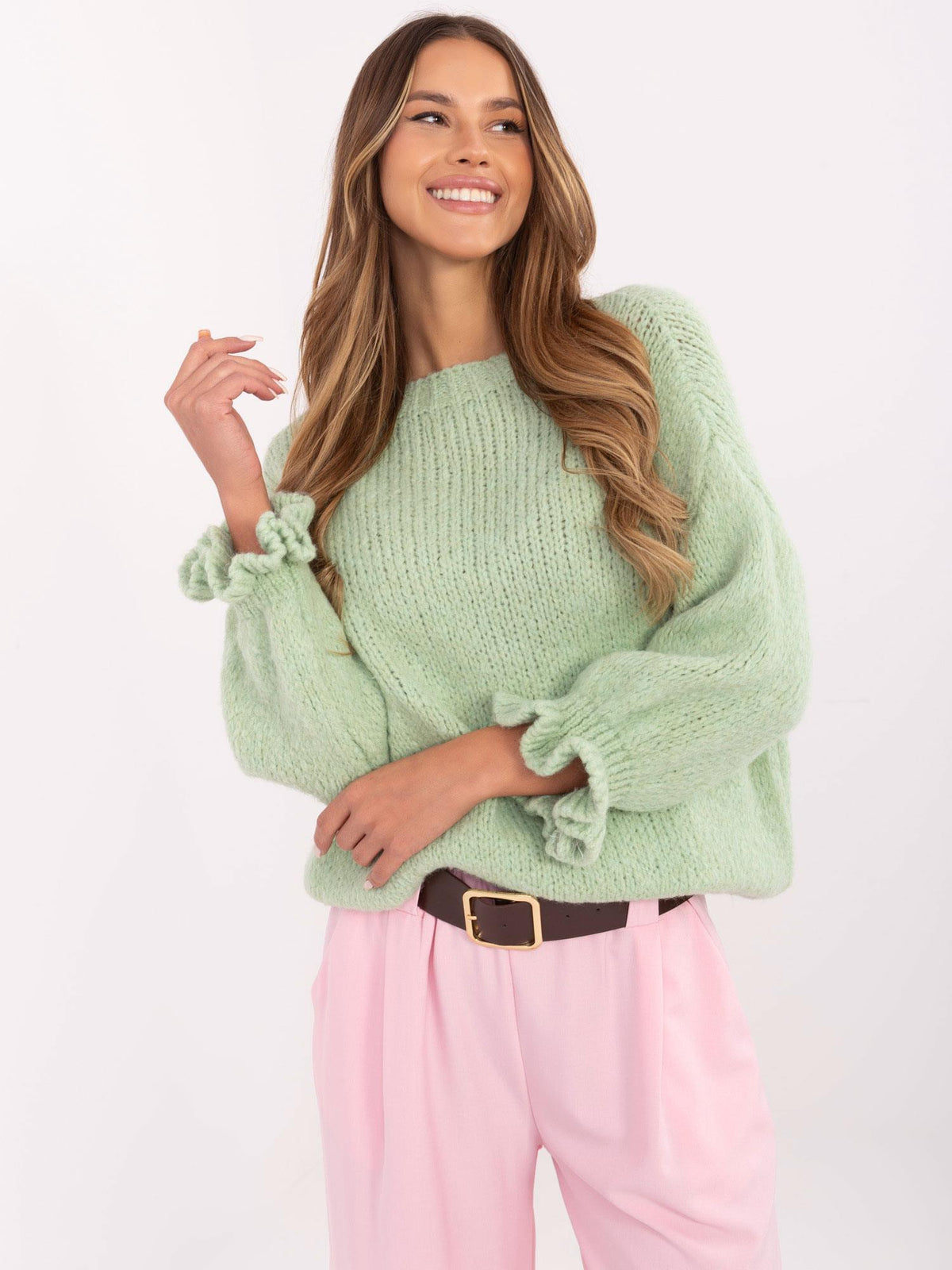 Pistacjowy sweter oversize z falbankami przy rękawach