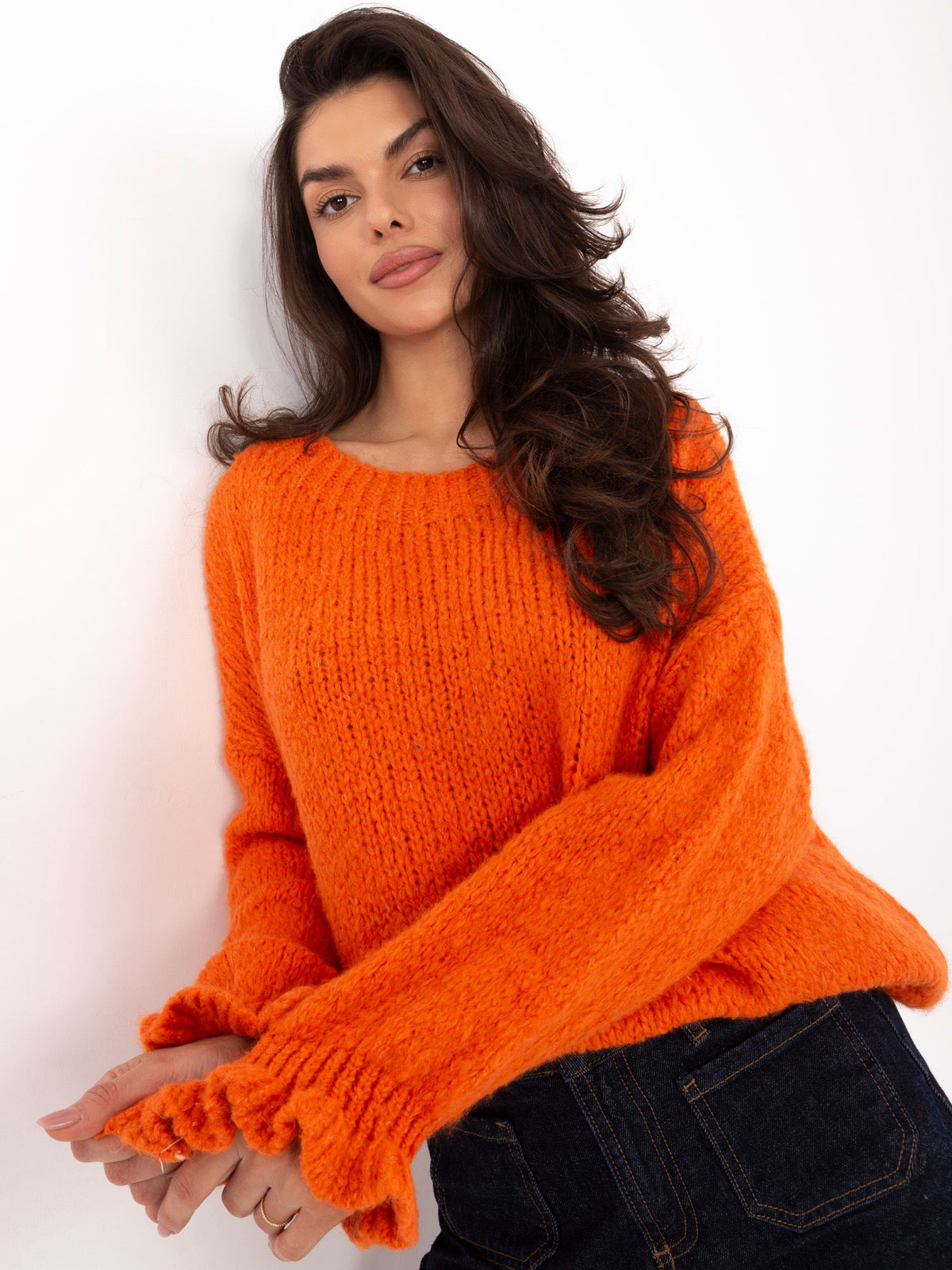 Pomarańczowy sweter oversize z falbankami przy rękawach