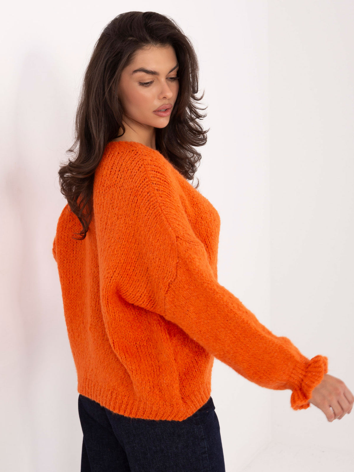 Pomarańczowy sweter oversize z falbankami przy rękawach