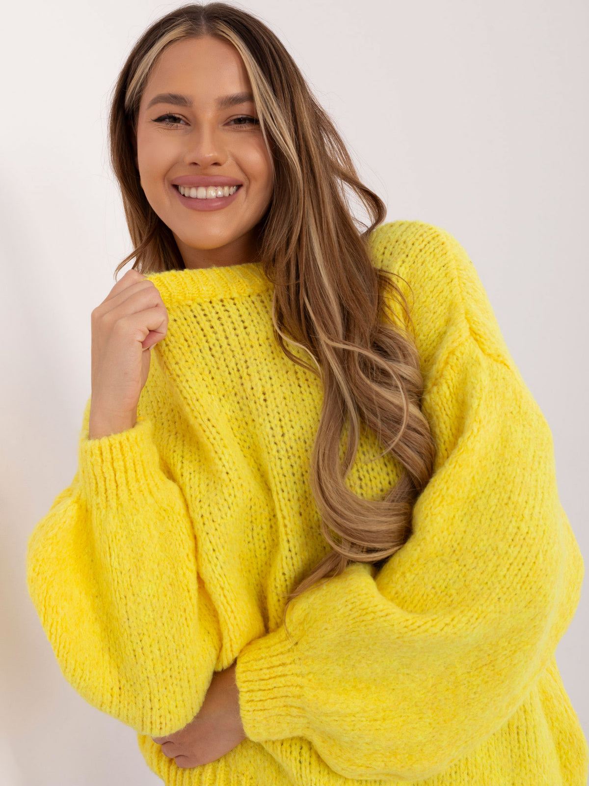 Żółty sweter oversize z wełną