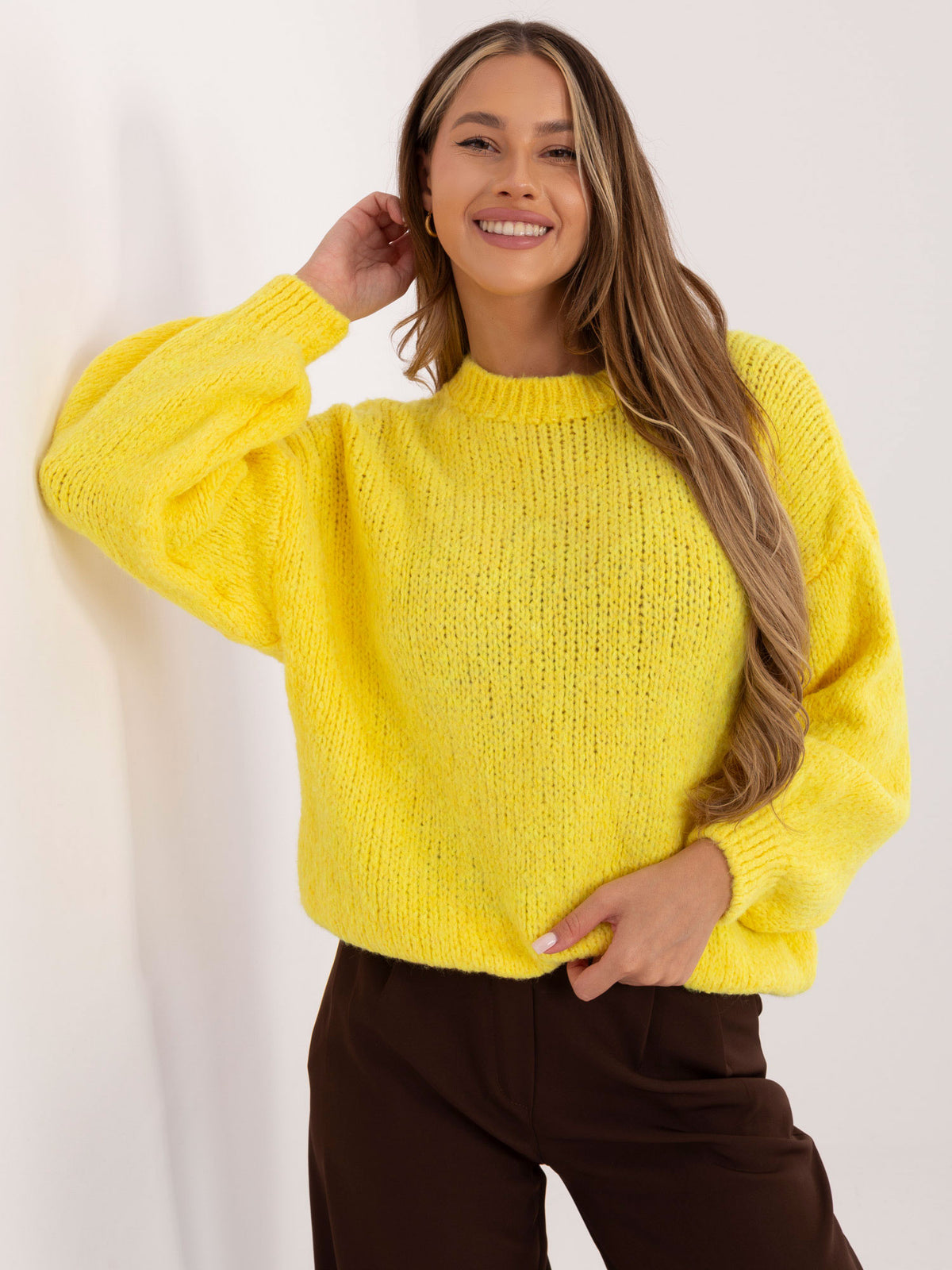 Żółty sweter oversize z wełną